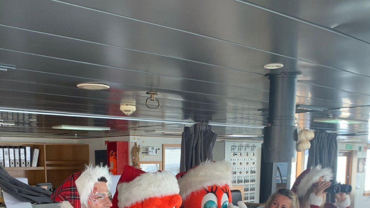 La capitana del ferry con los personajes de Port Aventura.