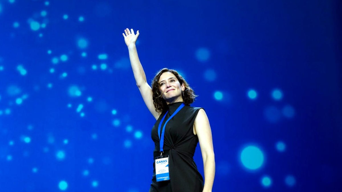 La presidenta del PP de Madrid, Isabel Díaz Ayuso, saluda después de ser elegida con el 99,12% de los votos emitidos.