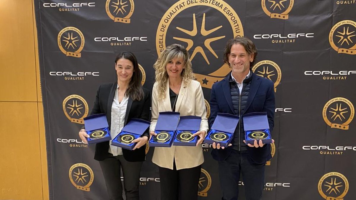 La consellera d'Esports, Maria José López, va recollir els sis segells que lluiran les instal·lacions esportives.
