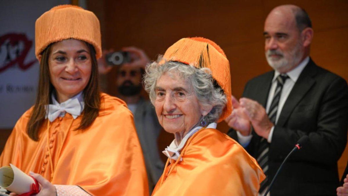 Imatge de l'economista Lourdes Beneria en el moment de ser nomenada doctora honoris causa per la URV.