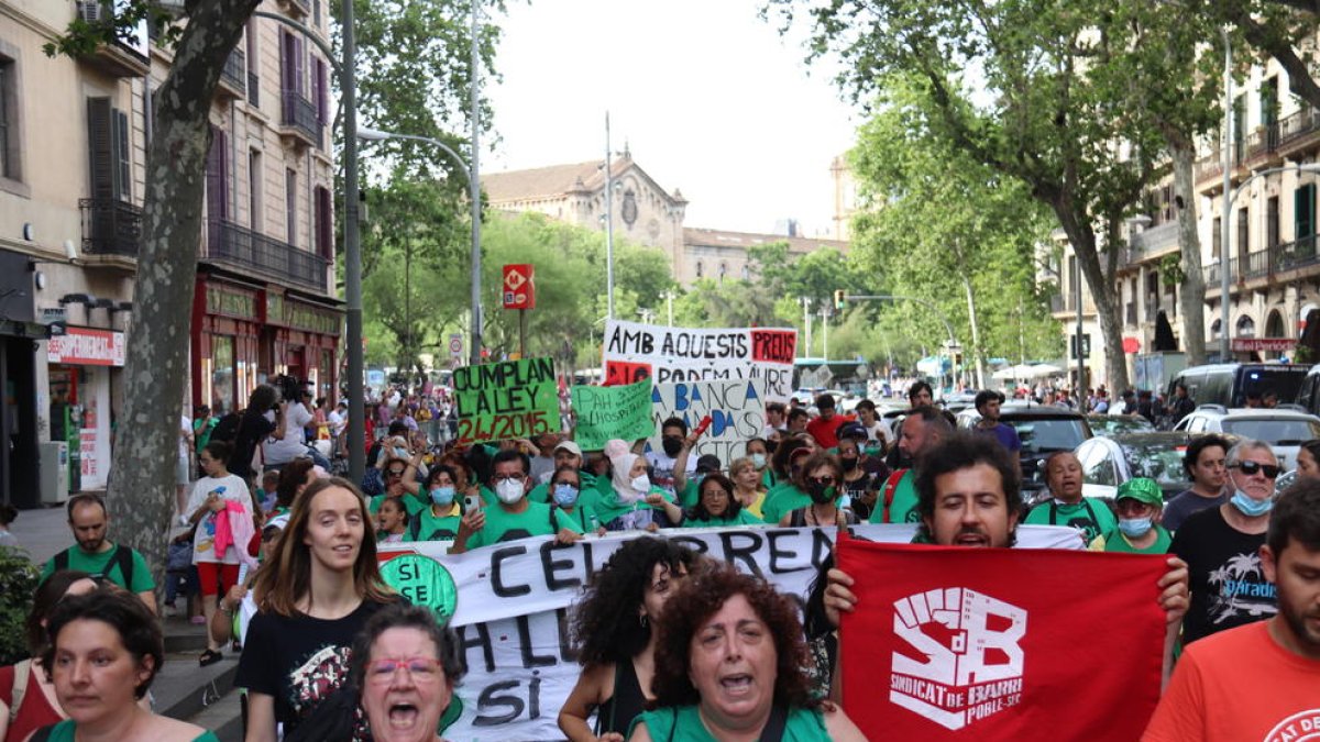 La capçalera de la manifestació convocada per una cinquantena d'enitats al centre de Barcelona contra l'encariment «insostenible» de la vida.