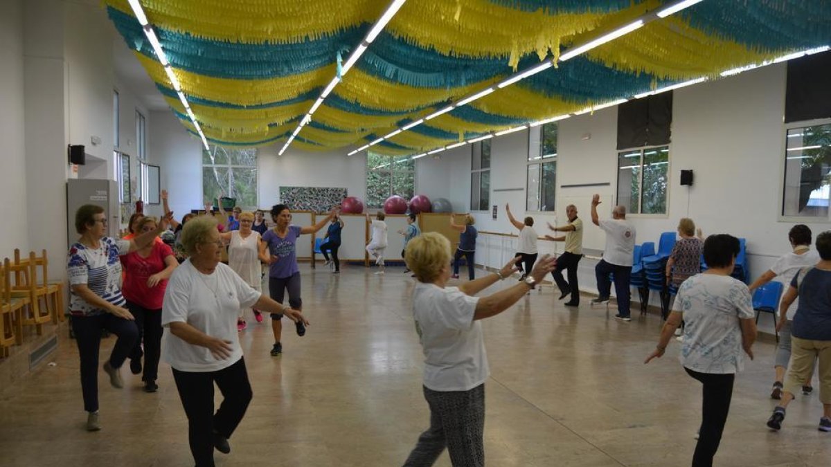 Imatge d'arxiu de gent gran realitzant gimnàstica a Tarragona.