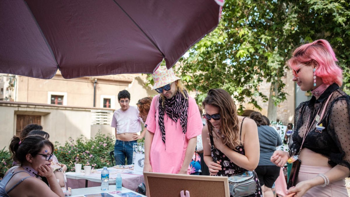 Imagen de uno de los puestos|chiringuitos de LGBT Inferno de ayer en el patio de la Casa Canales.