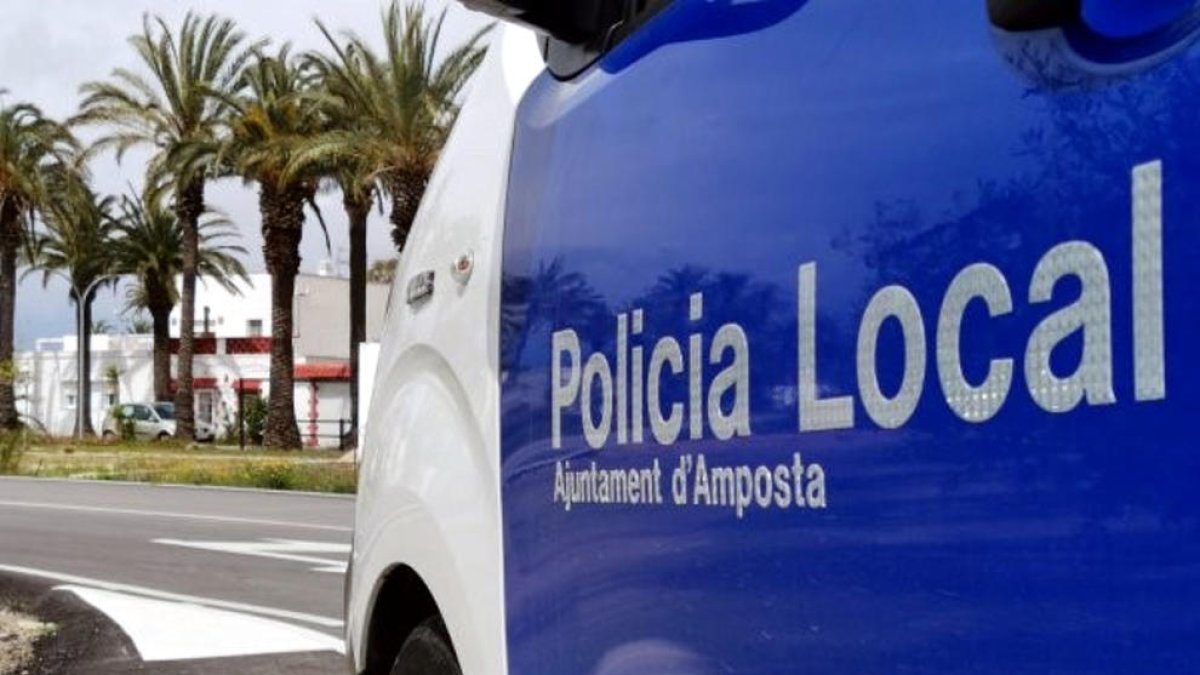 Primer pla d'un vehicle de la Policia Local d'Amposta.