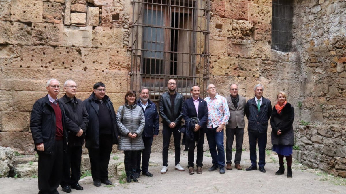 Els diferents representants de les entitats implicades en el nou projecte de recerca a la Catedral de Tarragona.