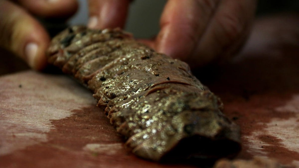 Peça de carn de cabra hispànica a la cuina del restaurant Les Moles d'Ulldecona.