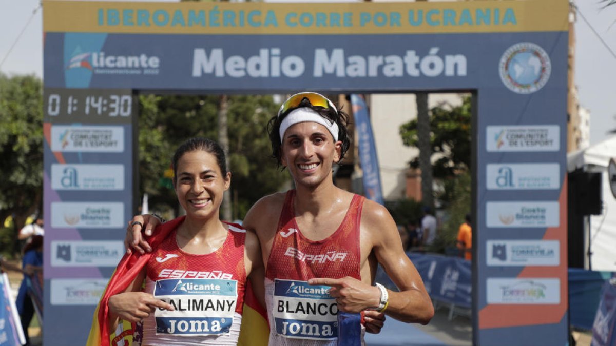 Marta Galimany acompanyada del també premiat Jorge Blanco.