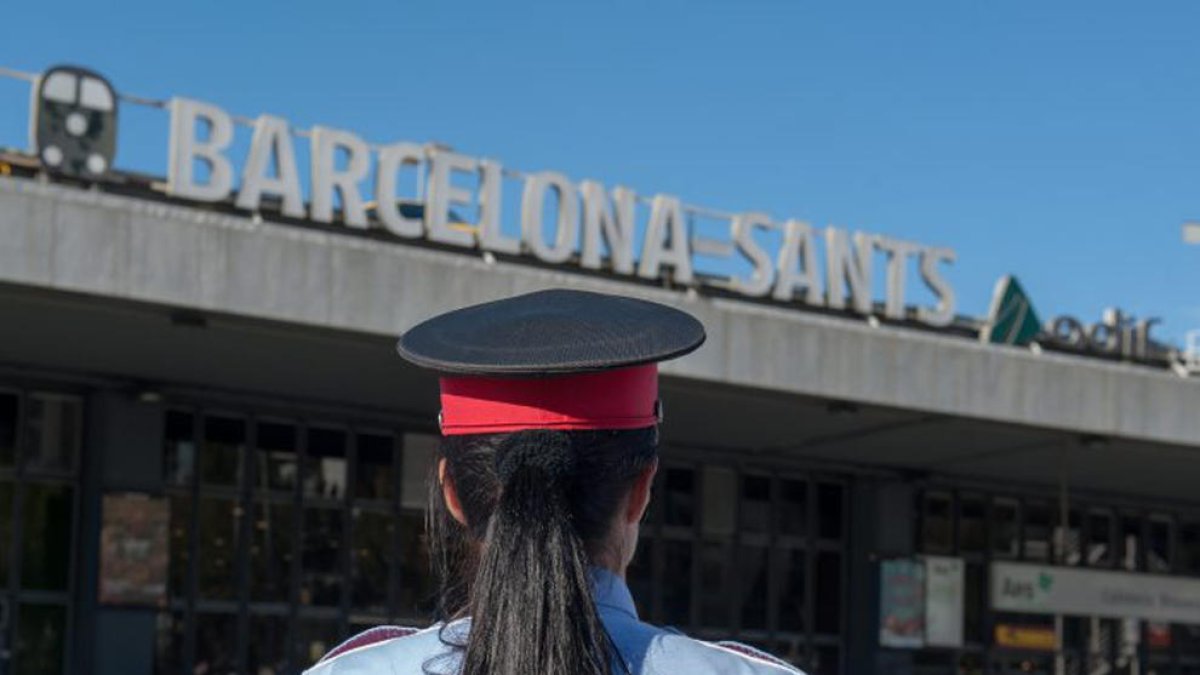 Una agent dels Mossos davant de l'estació de Barcelona-Sants.
