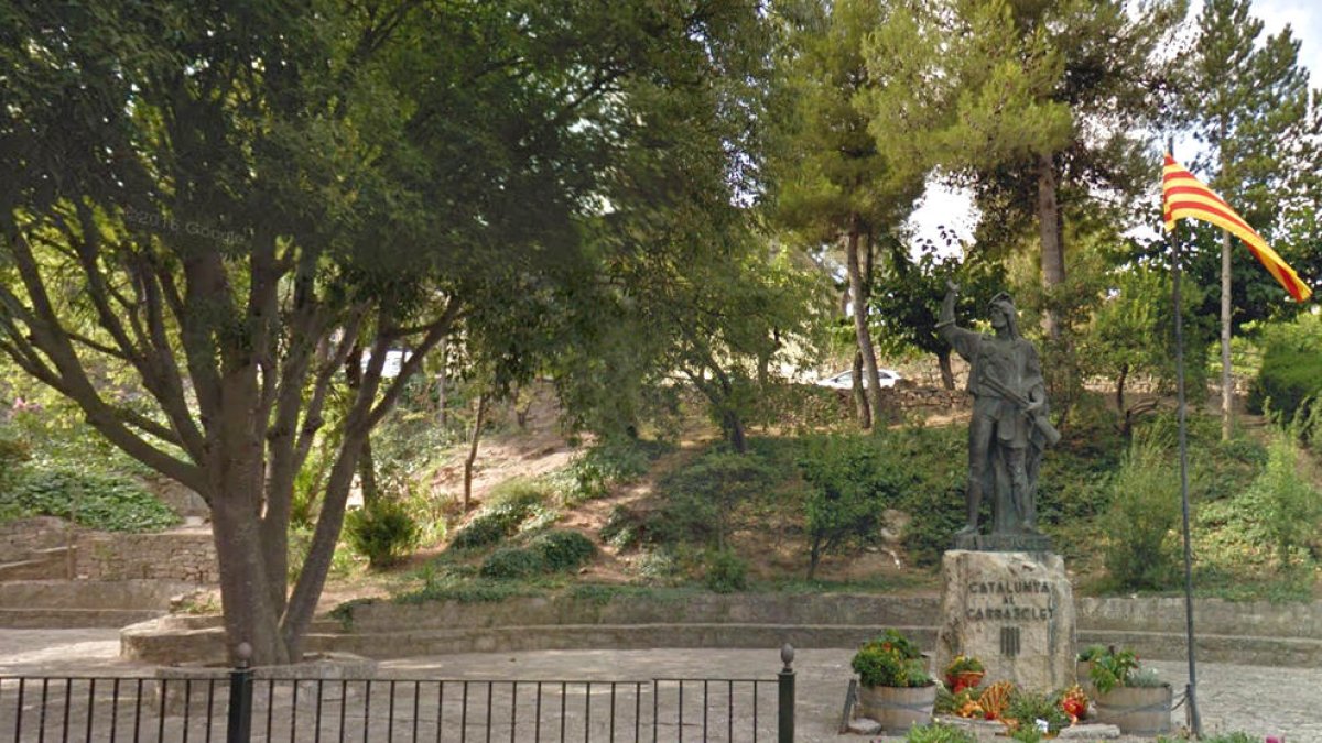 El monument de Pere Joan Barceló 'Carrasclet' a Capçanes, la seva vila natal.