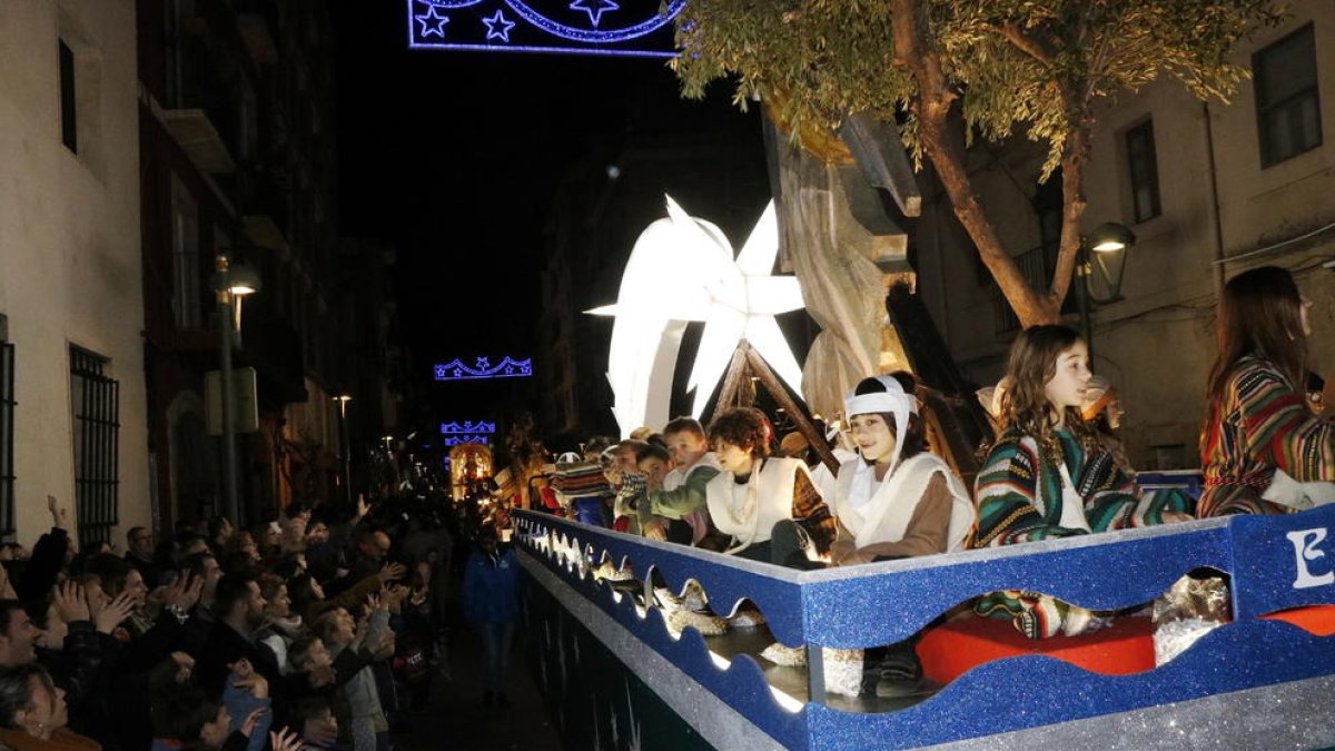 Una de las carrozas de la Cabalgata de los Reyes Magos en Tarragona, el año 2018.