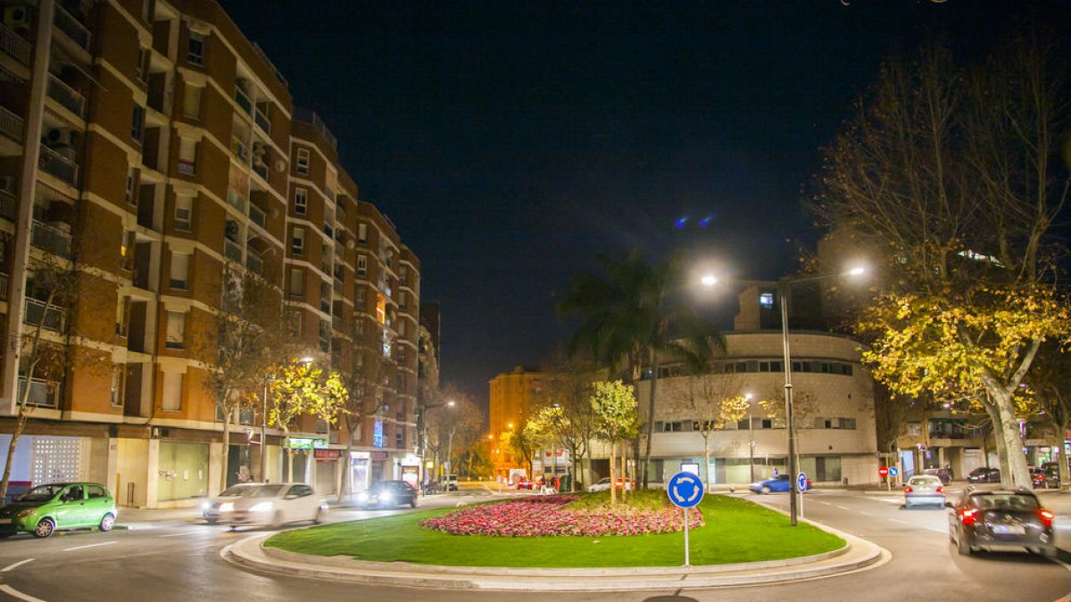 Imatge de la plaça d'Antoni Villarroel sense llum natural.