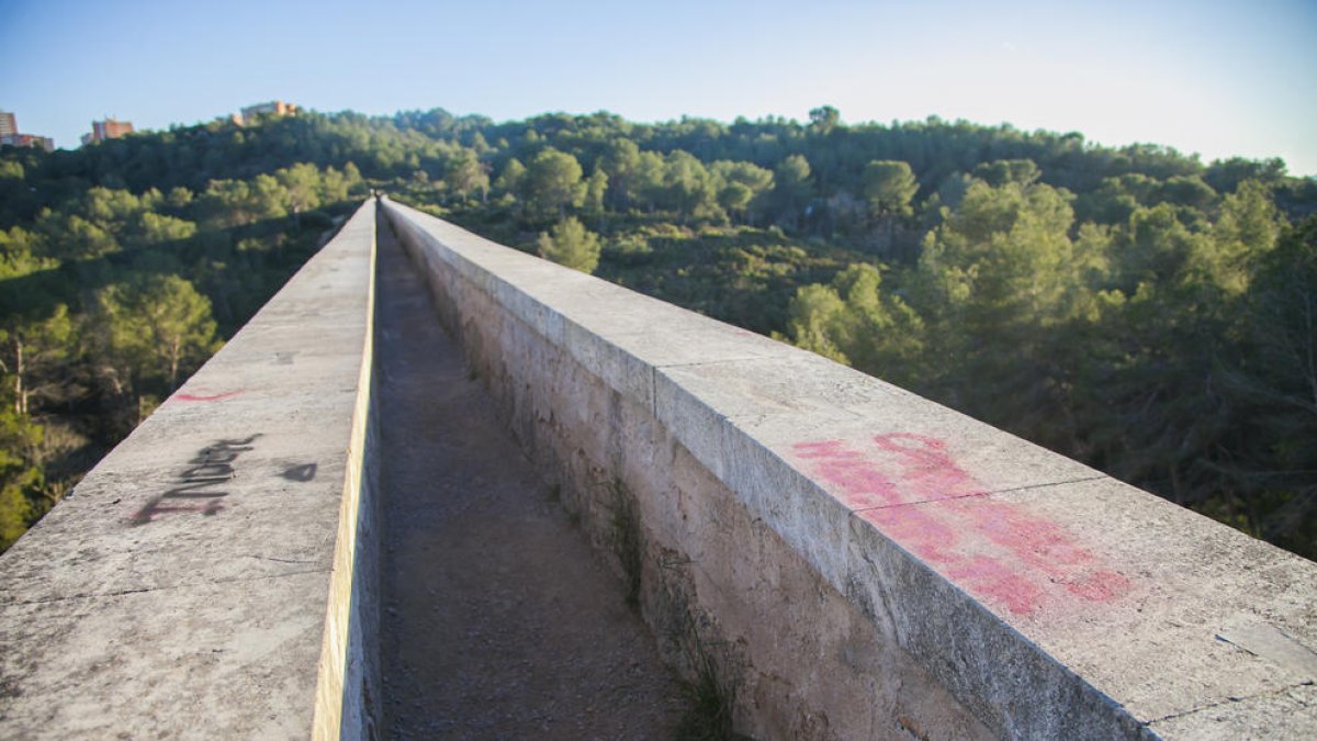 En total se pueden ver tres pintadas en la superficie del pont del Diable.