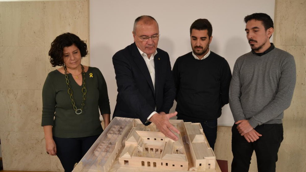 L'alcalde de Reus mostrant la maqueta del Centre Social El Roser.