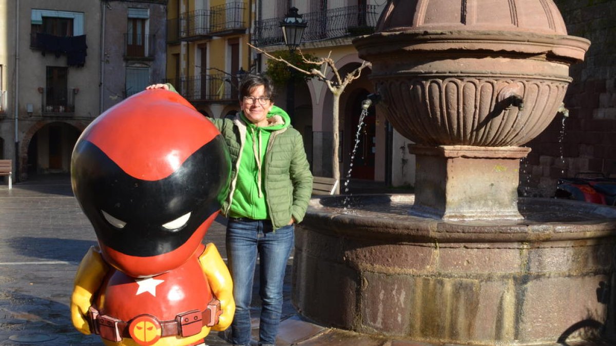 Olga Resina con la figura promocional del Supercatalà, en la plaza Major de Prades.