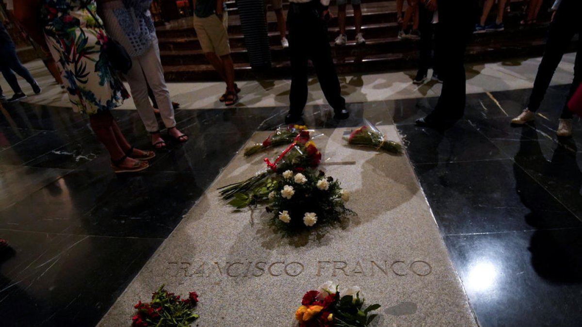 Primer pla de la tomba on hi ha enterrat Francisco Franco.