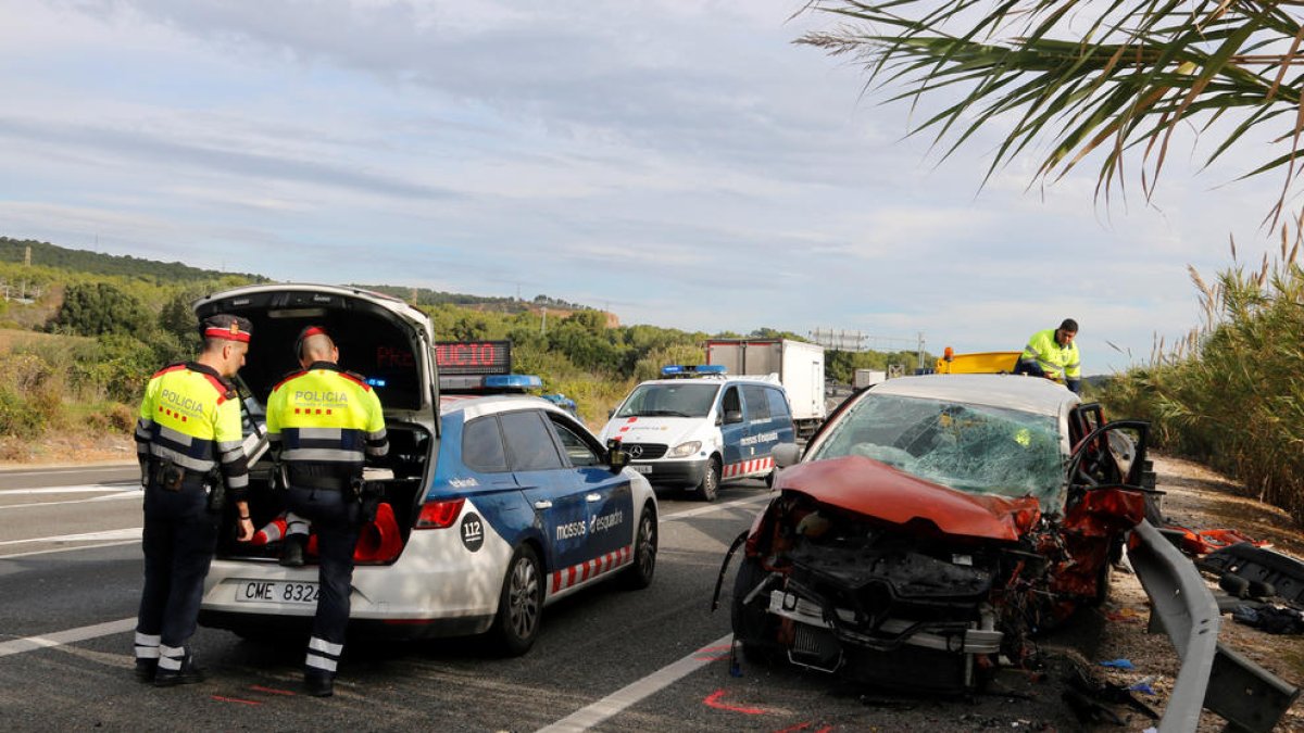 Plano general del coche de la víctima mortal del accidente en la N-340 en Tarragona.