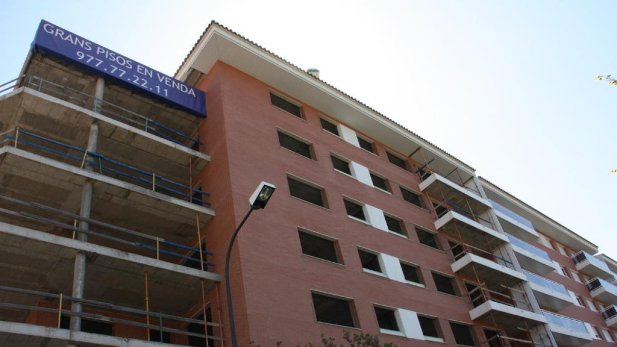 Imagen de archivo de un bloque de pisos en construcción en Reus.