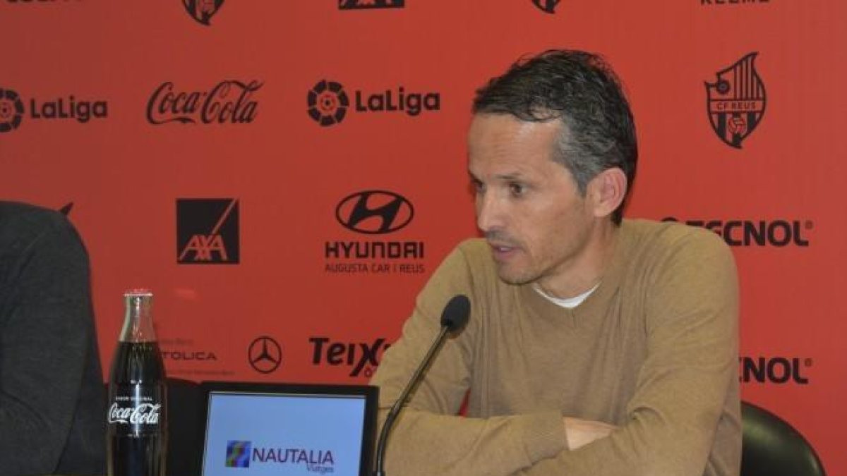 Imagen del técnico Xavi Bartolo durante su comparecencia.