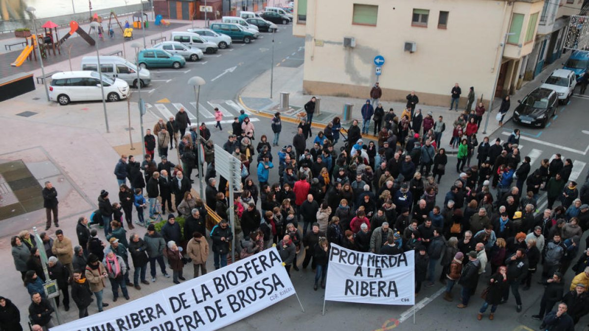 Las personas concentradas ante el Consejo Comarcal de la Ribera de Ebro con motivo del consejo de alcaldes monográfico sobre el vertedero de Riba-roja