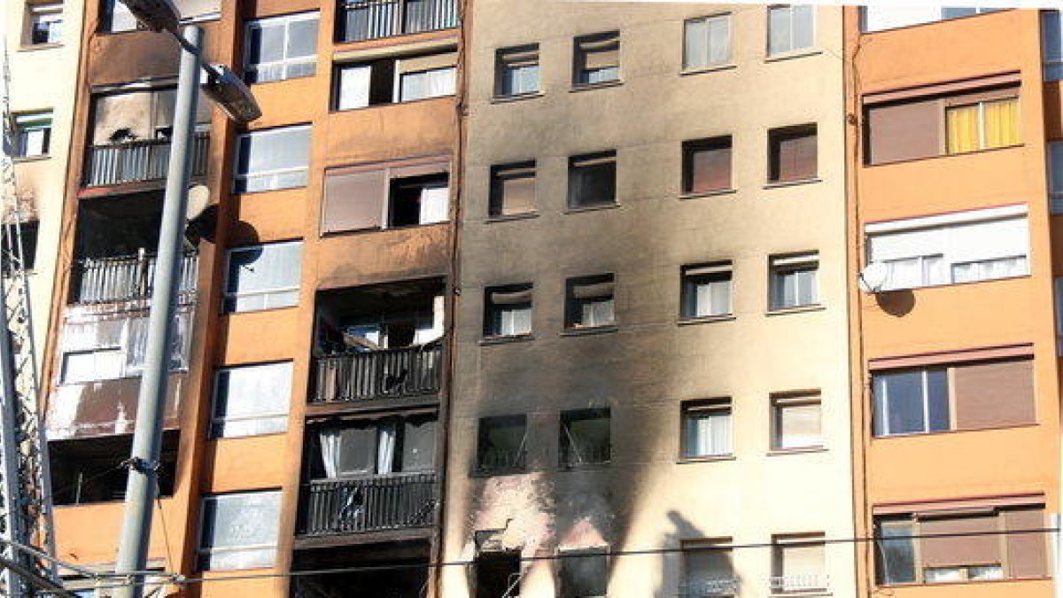 Imatge dels habitatges afectats per l'incendi en un bloc de l'Avinguda Marquès de Mont-roig de Badalona.