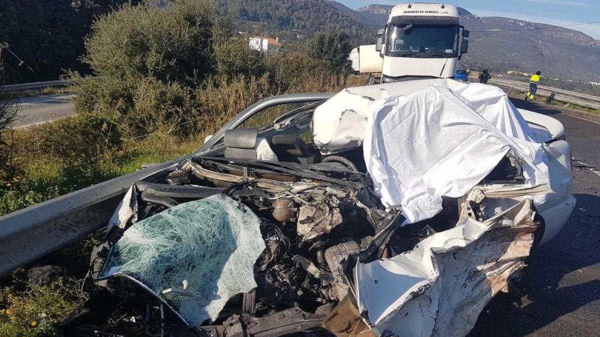 Una conductora de un turismo murió el pasado 5 de enero al chocar con un camión en la C-14 en Alcover.