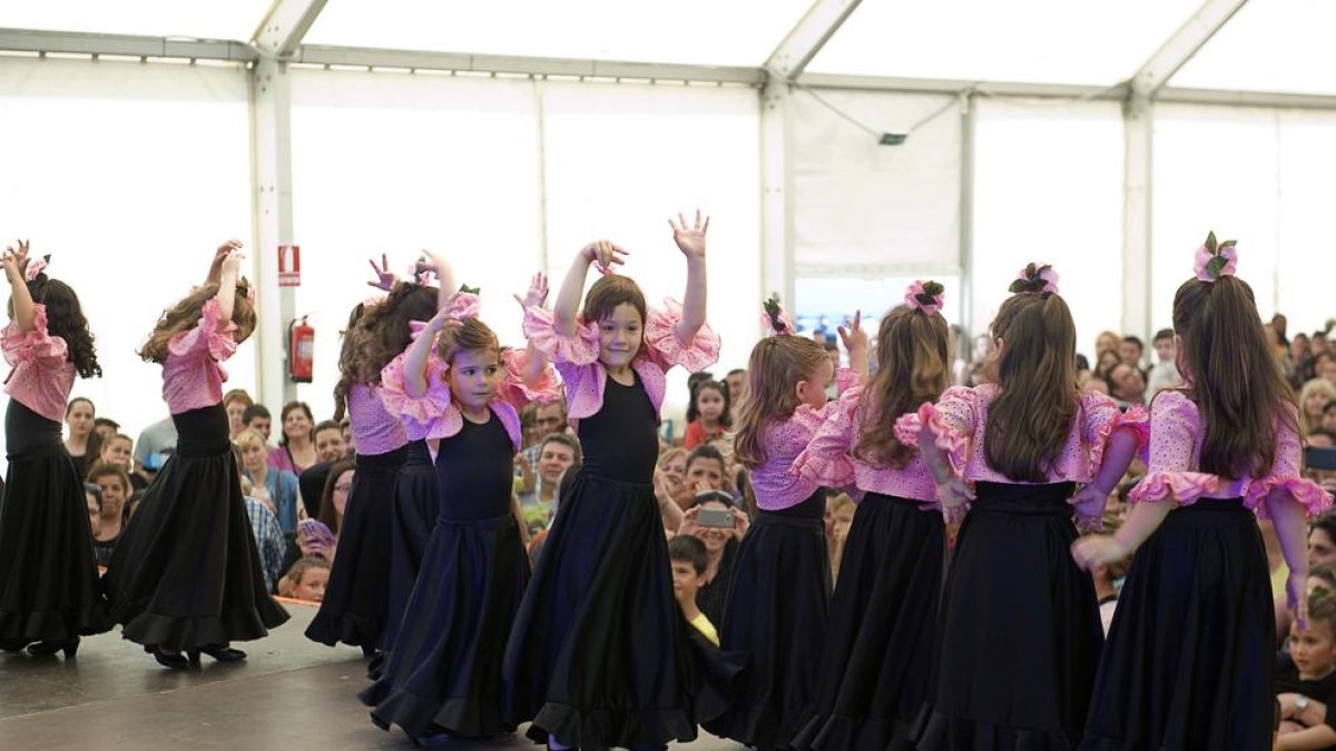 Nenes ballant durant la Feria de Abril de l'any passat.