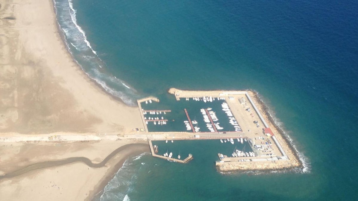 Imatge aèria del port de Coma-ruga. Imatge publicada el 13 d'octubre de 2016