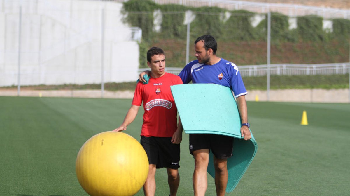 El rojinegro David Haro, con el fisio Joan Álvarez, en una de las sesiones de entrenamiento en el Complejo Deportivo Fútbol Salou.
