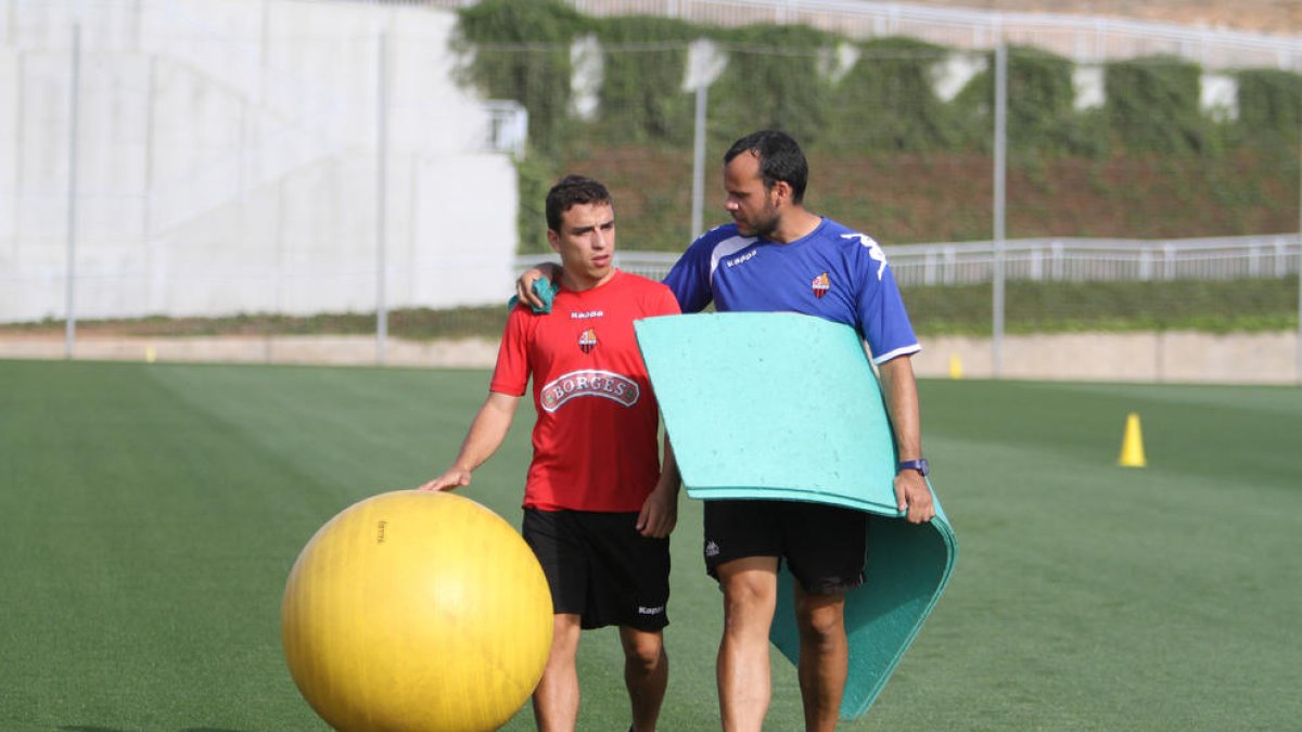 El roig-i-negre David Haro, amb el fisio Joan Álvarez, en una de les sessions d'entrenament al Complex Esportiu Futbol Salou.