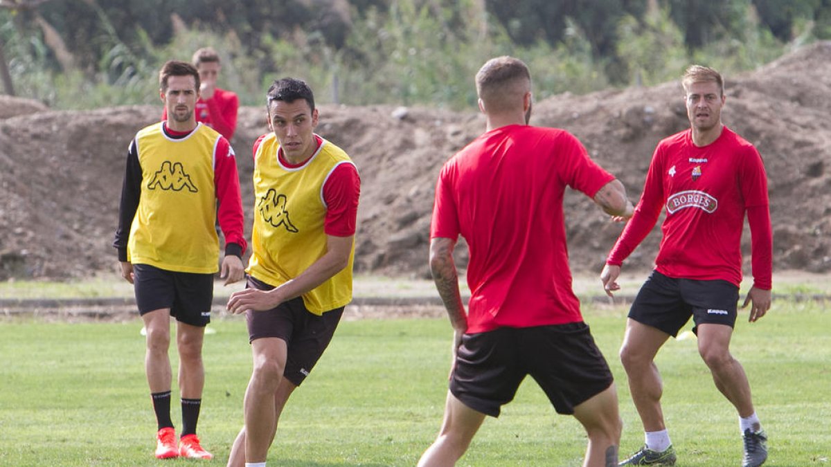 Ramon Folch realiza un pase durante un entrenamiento con el CF Reus.