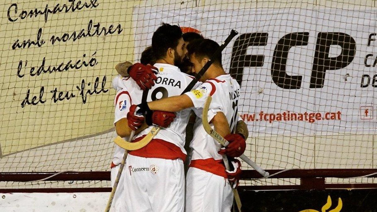 Els jugadors del Reus Deportiu, celebrant un gol.