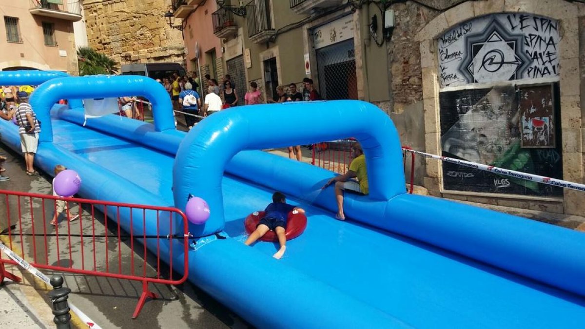 Un tobogán de agua de la Joven para deslizar por la Bajada de la Pescadería