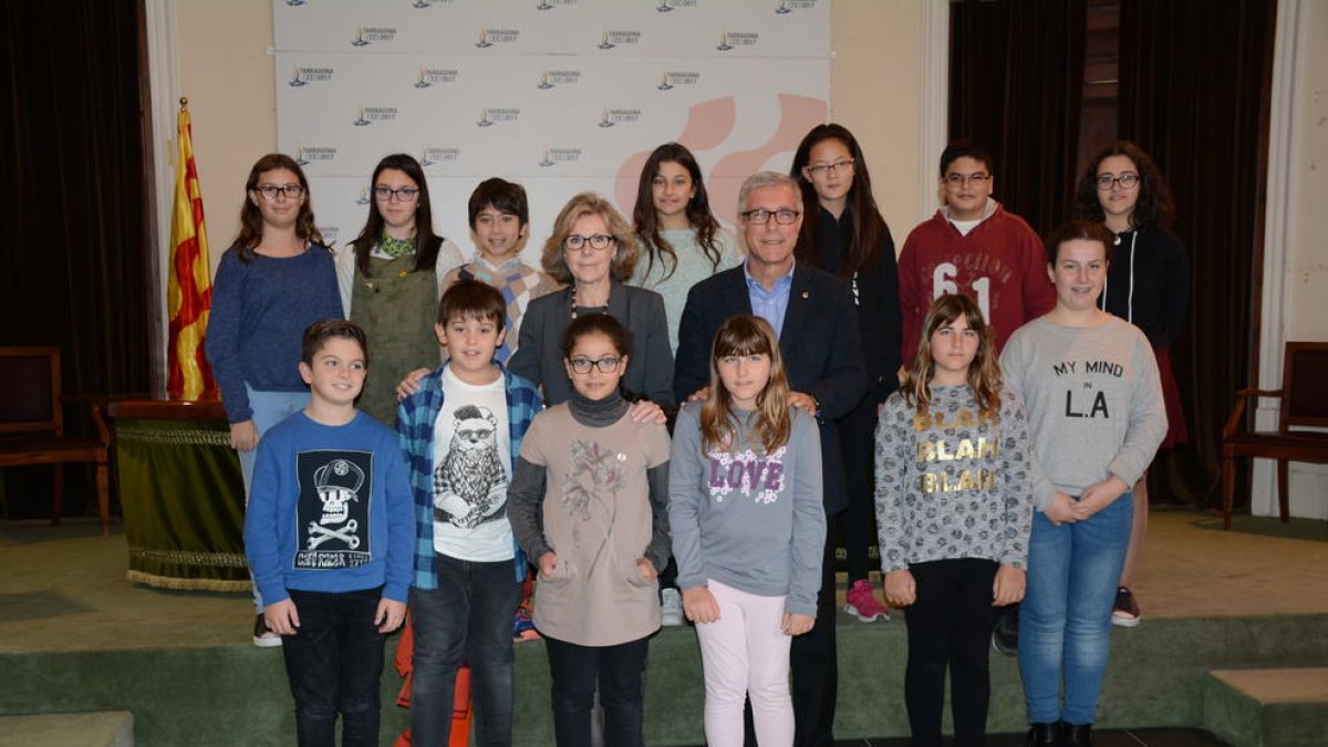 Els membres del Consell Municipal de la Infància i l'alcalde, aquest dimarts.