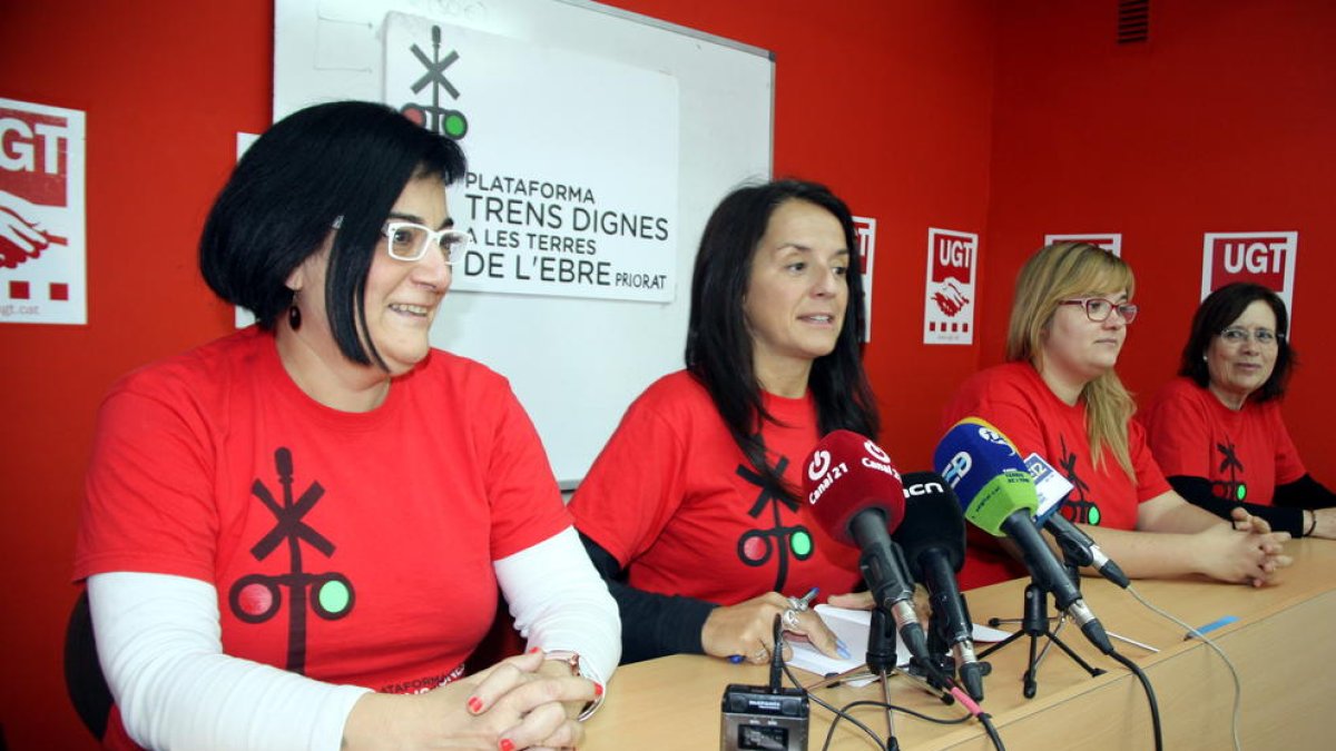 Quatre representants de la plataforma Trens Dignes durant la roda de premsa d'aquest dimarts.