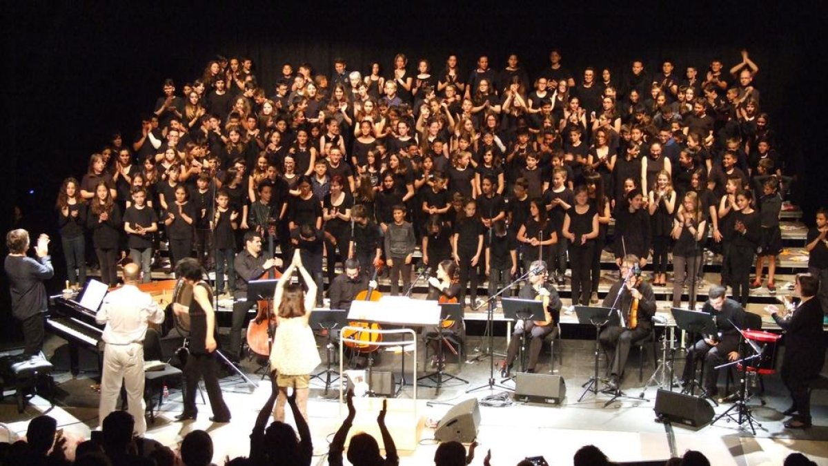650 alumnes de 6è porten les 'desventures de Mimí' al Catània