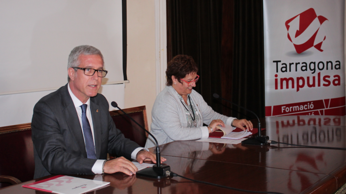 La consellera de Treball, Afers Socials i Famílies de la Generalitat de Cataluña, Dolors Bassa y el alcalde de Tarragona, Josep Fèlix Ballesteros, presentando el plan estratégico.