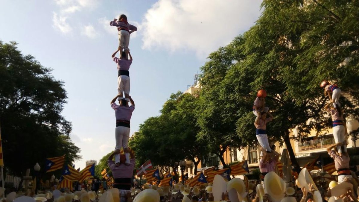 Una seixantena de colles castelleres representen simbòlicament els pilars de la república catalana