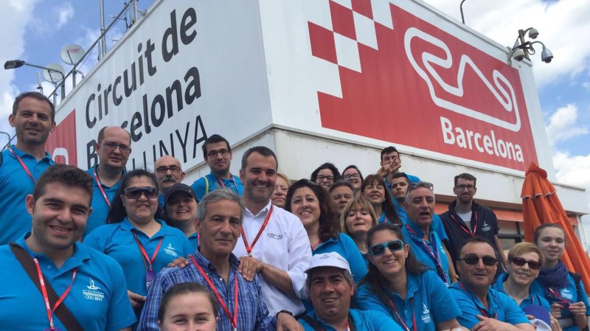 Els voluntaris de Tarragona 2017, amb el director del Circuit de Catalunya