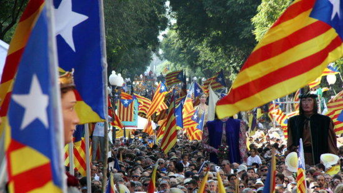 Centenars de milers de persones bateguen per la República Catalana des de Barcelona, Tarragona, Lleida, Salt i Berga