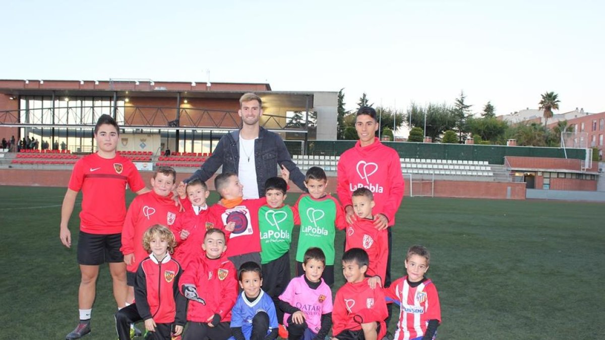 Els joves futbolistes amb Leo Baptistao.