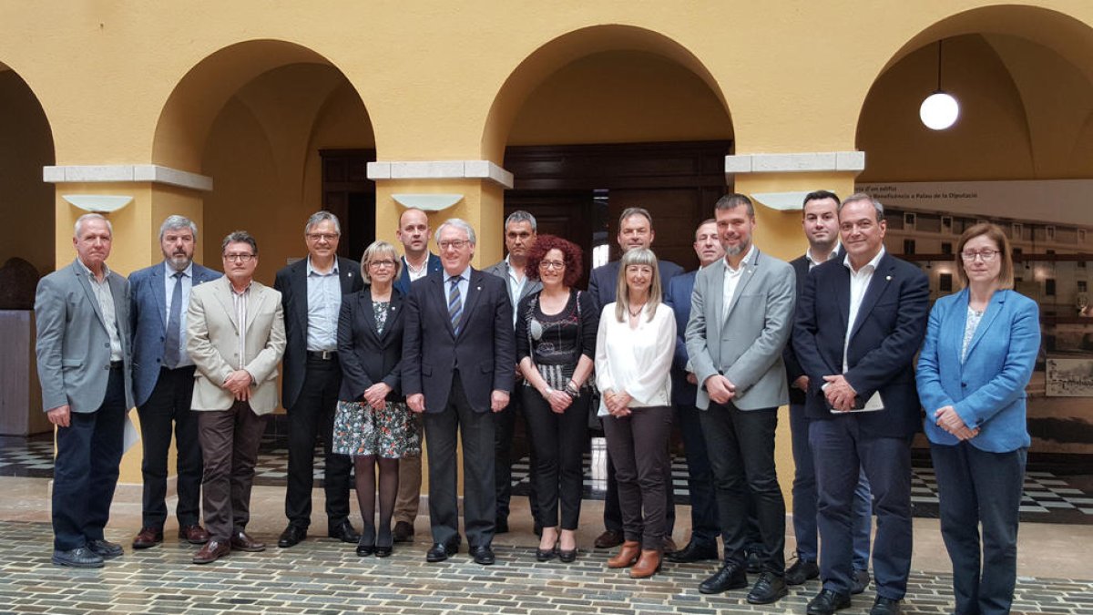 Representants de la Diputació de Tarragona i dels consells comarcals en una foto de grup a la seu de la institució a Tarragona.