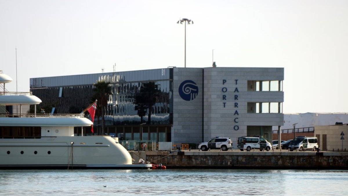 Los vehículos de la Guardia Civil registrando la empresa Meridium Petrolium en las instalaciones de Marina Port Tarraco.