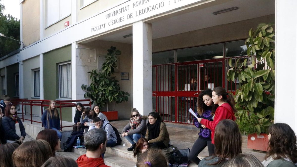 Pla obert d'estudiants de la Facultat d'Educació i Psicologia de la URV llegint un manifest a les portes de l'edifici el 14 de desembre de 2016