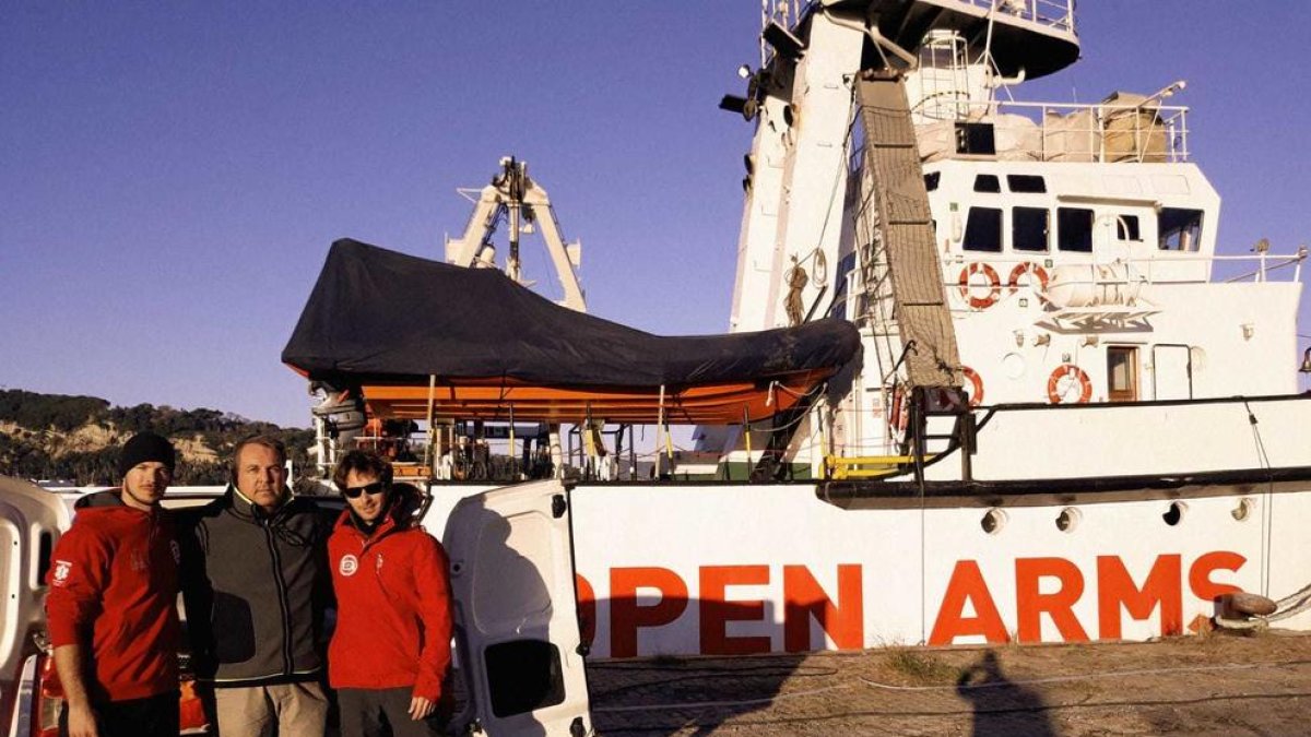 Les mantes es van entregar al Port de Barcelona, on es troba actualment atracat el vaixell de Proactiva Open Arms.