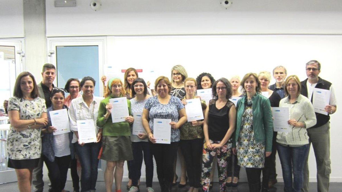 Catorze persones aturades reben els certificats dels cursos de català del programa Aprèn.cat