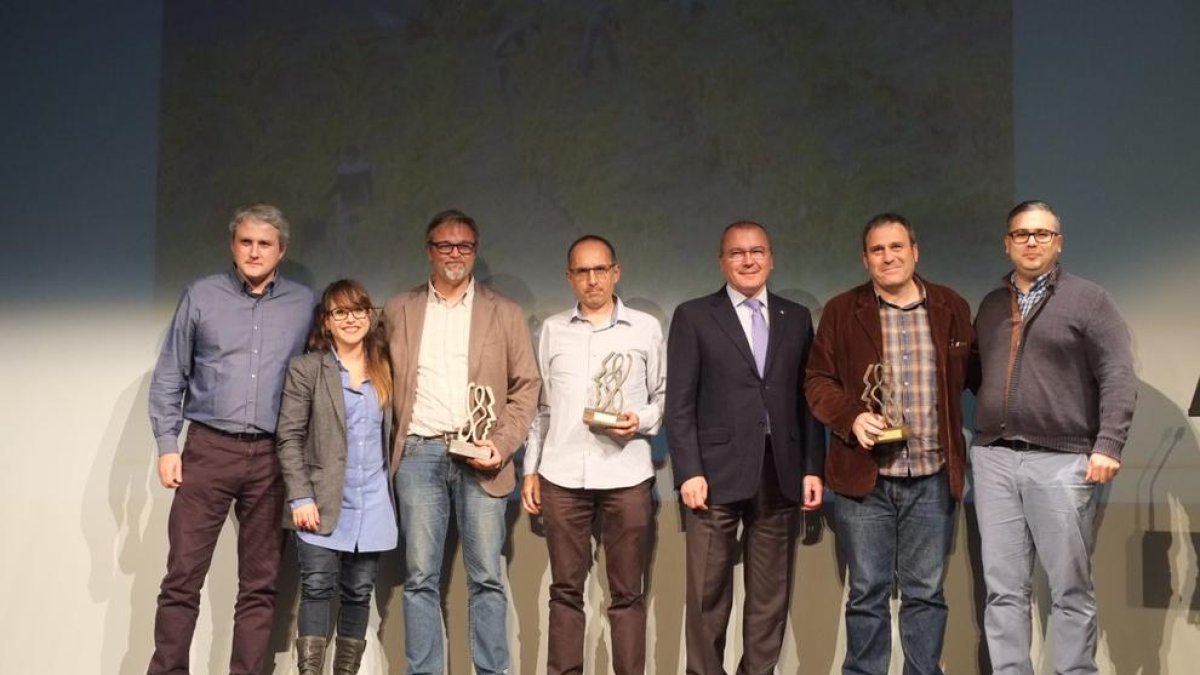 L'equip del documental 'Priorat', acompanyat per l'alcalde de Reus, en l'entrega de premis.
