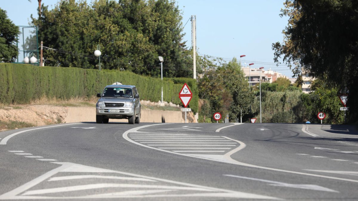 La carretera de Reus a Cambrils en el tram on s'ha de construir la nova vorera.