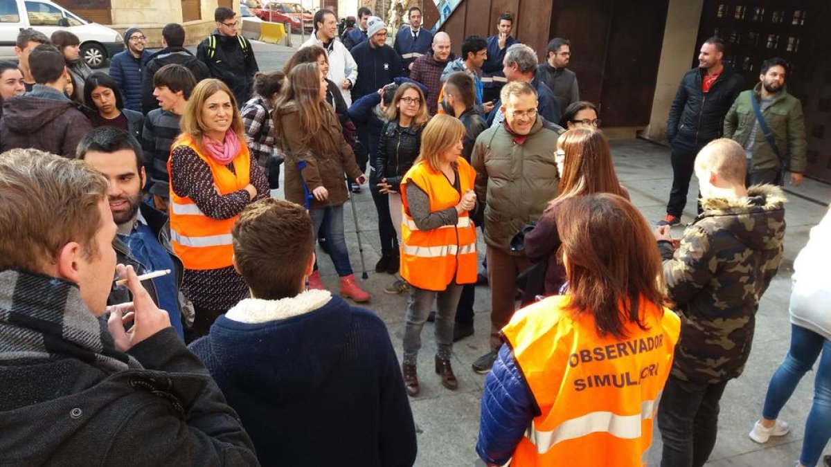 Las personas evacuadas durante el simulacro al exterior del Palau.