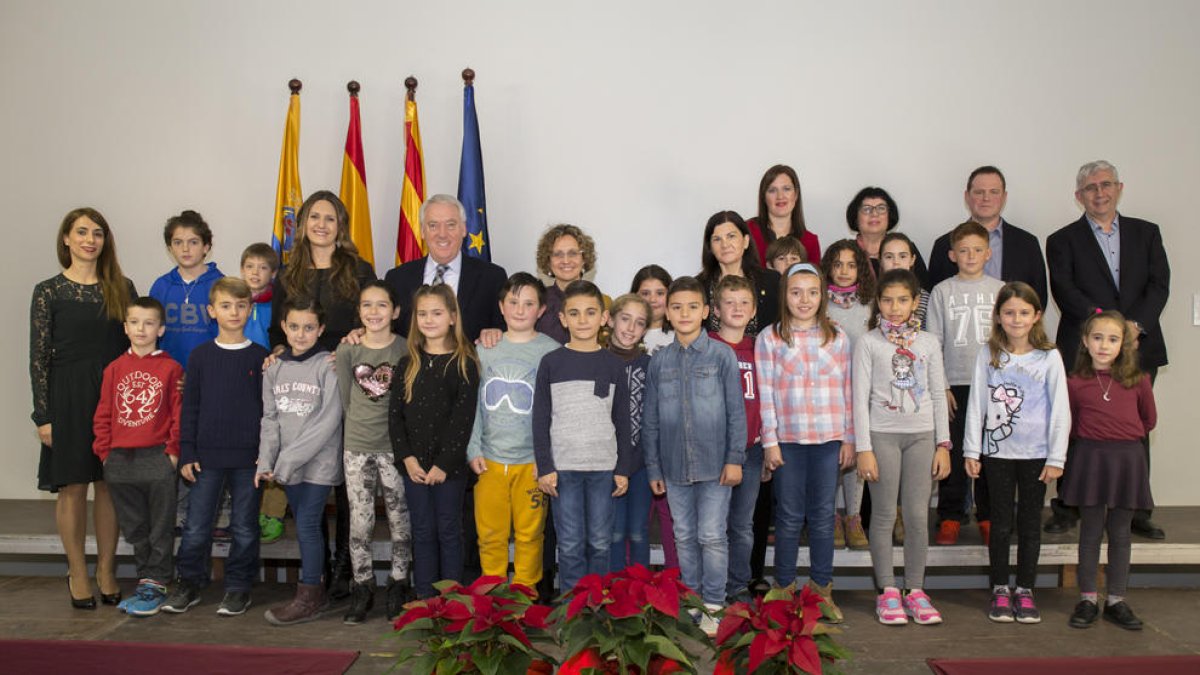 Els nens i les autoritats que han participat a l'acte d'inauguració.