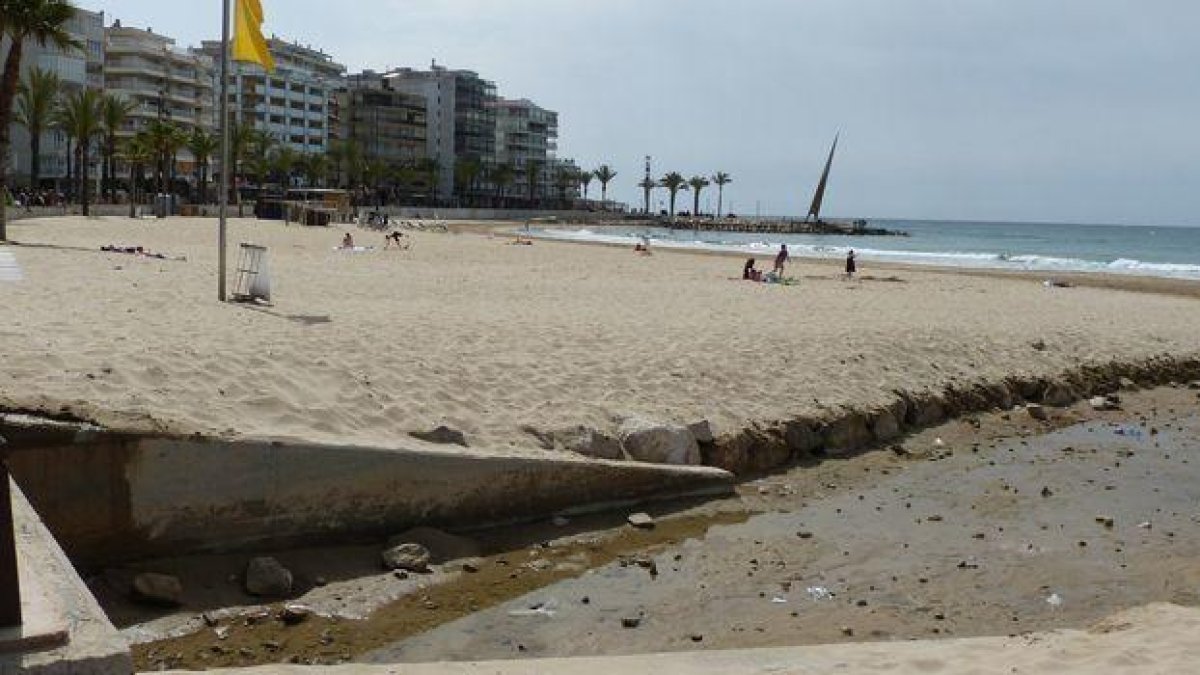 Salou instala un pequeño rompeolas en la playa de Levante